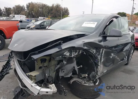 2024 Tesla Model Y Long Range Dual Motor All-Wheel Drive/Rwd z USA, uszkodzony, nr VIN 7SAYGDED5RF056311